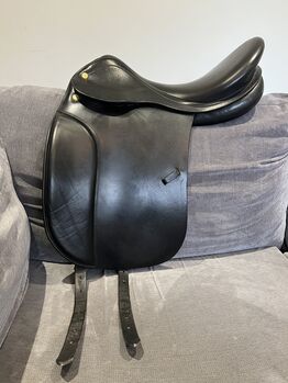 Dressage saddle Medium 17.5” ( Early Prestige ) Appaloosa Hippos ( Now Presitge )  Hippos 