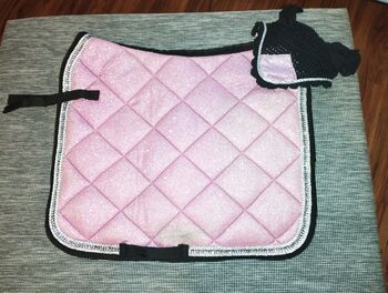 Dressurschabracke rosa Glitzer mit WB Fliegenhaube, Jeanette Katz, Dressage Pads, Viersen