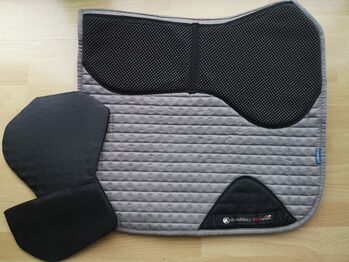 dt saddlery Pro Sport Schabracke Dressur mit Korrektureinlagen dt saddlery Schabracke Dressur mit Korrektureinlagen