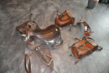 Deutscher Militärsattel mit Packtaschen