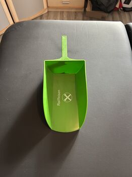Große grüne Futterschippe von Raiffeisen, Raiffeisen, Lisa, Dla koni, Frickenhausen