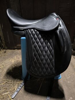 Edix dressuur 17.5 inch S, Edix Yasir, Nikki brand , Dressursattel, Oegstgeest