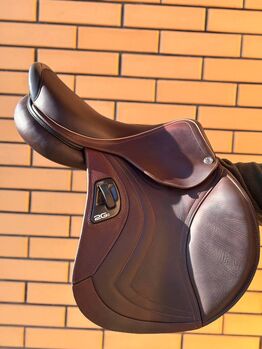 Elegant 17” Leather Saddle – Performance, Comfort & Timeless Style