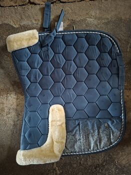 Elegante Dressurschabracke Blau mit Kunstfell & Magnet-Taschen - Wegen Umstieg auf Westernreiten