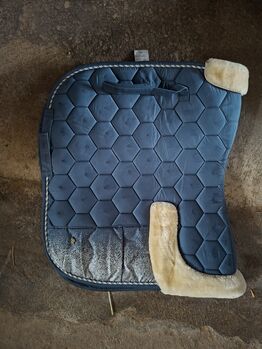 Elegante Dressurschabracke Blau mit Kunstfell & Magnet-Taschen - Wegen Umstieg auf Westernreiten, Michelle wilms , Dressage Pads, Utzenaich 