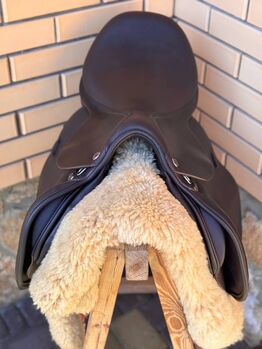 Eleganter 17” Ledersattel – Leistung, Komfort & zeitloser Stil