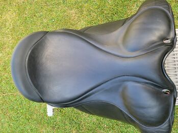 Eques Black 17,5 Zoll rotes Kopfeisen Sattel Eques Black