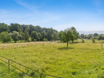 REITSPORTIMMOBILIE MIT ZWEI WOHNEINHEITEN UND DER MÖGLICHKEIT ZUR INDIVIDUELLEN PFERDEHALTUNG