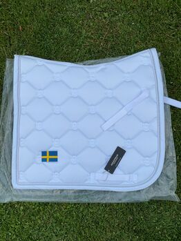 Equestrian Stockholm Dressurschabracke Weiß Schweden Nation - Full - Neu, Equestrian Stockholm Dressurschabracke, Shari Bahnsen, Czapraki, Münstertal