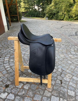 EQUI SPORT Dressursattel Tech 1 in schwarz 17‘‘, Tech 1, Kim Scheidenberger, Dressursattel, Leipzig