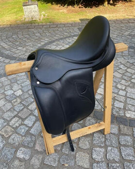 EQUI SPORT Dressursattel Tech 1 in schwarz 17‘‘ Tech 1