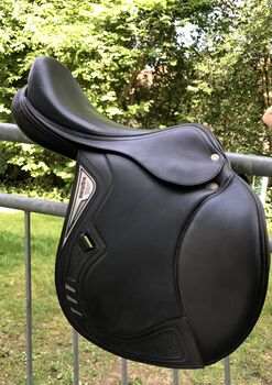 Equiline Dynamic Springsattel 17 Zoll schwarz, Equiline Dynamic, Louisa Neglein, Jumping Saddle, Bad Homburg 