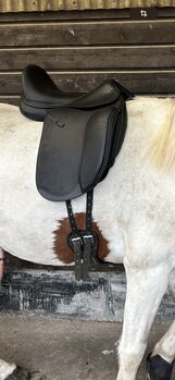 Equiline E7 Dressursattel 17“ neuwertig Equiline E7