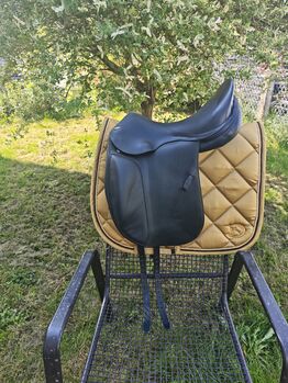 Equinomic Dressursattel Breite Kammer 17,5 Zoll Equinomic