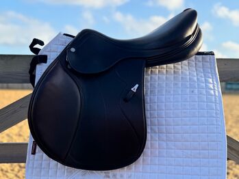 Equipe Synergy M+1 Brown leather Jump Saddle Equipe Synergy 