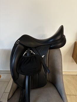 Dressursattel Equipe Viktoria | 17,5 Zoll | Monoblatt | E-Carbon, Selleria Equipe Viktoria E-Carbon Monoblatt, Anna, Dressage Saddle, Düsseldorf