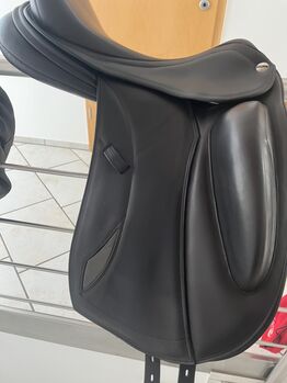 Erreplus WR-Connect Closed Contact Dressursattel 18" Erreplus WR Connect