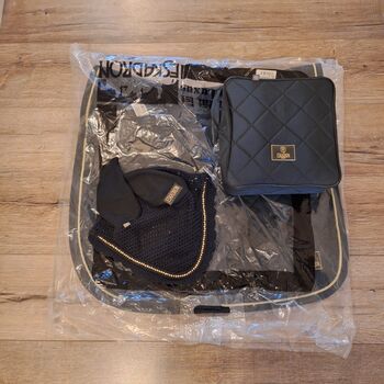 Eskadron Antique Green Schabracke, Bandagen und Fliegenhaube, Eskadron , ADN, Dressage Pads, Duisburg