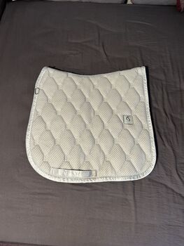 Eskadron Dressur Schabracke | Classic Sports powder green, Eskadron, Tara, Dressage Pads, Berlin