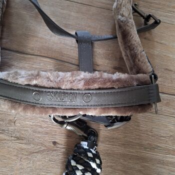 Eskadron FauxFur Halfter WB Dark Olive mit Strick Eskadron 