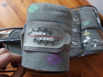 Eskadron Fleecebandagen NICI Bandagen 4er Set Kleeblatt koala grey, Eskadron Nici, Pferdi, Bandagen & Unterlagen, Ponitz