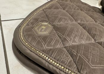 Eskadron Heritage Schabracke plaza taupe, Eskadron Heritage, Kristin B., Dressage Pads, Herzogenaurach