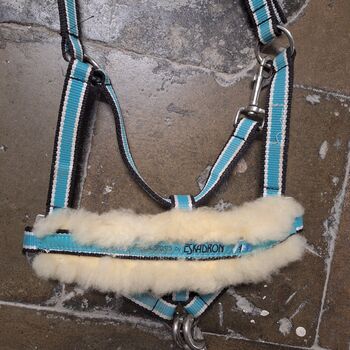 Eskadron Lammfellhalfter Mint WB mit Führstrick Eskadron 