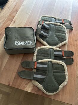 ESKADRON  Martini-Olive Gamaschen Mesh Faux Fur + Bandagen, Eskadron, Julia Fuchs, Tendon Boots, Siegen