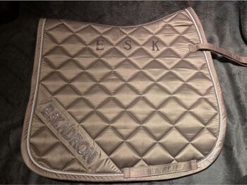 Eskadron Schabracke tendertaupe, Eskadron Schabracke Mattgloss Diagonal aus der Classic Sports F/S 2021, Lena Krieter, Dressage Pads, Garbsen