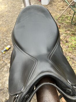 Euroriding Romulus Sattel 16" W – 18 Monate alt, sehr guter Zustand Euroriding Romulus