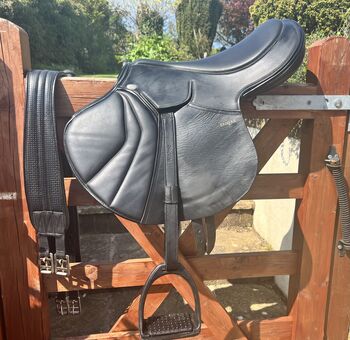 Fairfax Exercise Saddle (dressed), Fairfax Flat horse, black, cushioned, Dee Dinar, Baumloser Sattel, Dorchester 