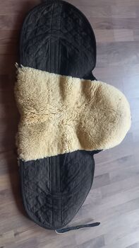 Fellsattel zu verkaufen Lammfell Natur/ Schwarz  Baumlos 