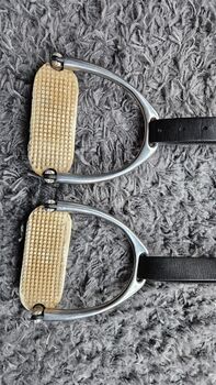 Klappbare sicherheitssteigbügel mit Lederriemen