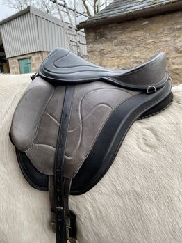 Freeform treeless saddle Freeform Extra short base