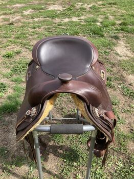 Freemax treeless western saddle, Freemax Buffalo Round 16”, Vivian, Treeless Saddle, Saint-Aignan-des-Noyers