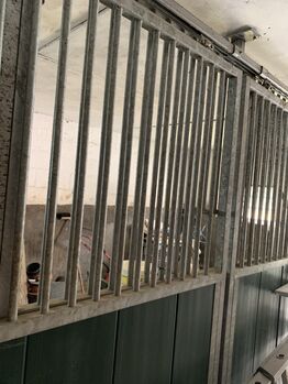 Front und Trennwände oben Metall und unten grün Trennwand