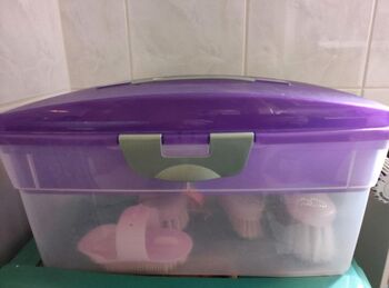 Gefüllte Putzbox für kleine Reiter/innen