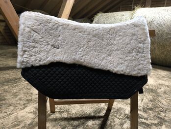 Polsterbare barocke Lammfellschabracke für z.B Deuber Sattel