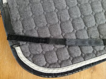 graue Schabracke Dressur Satteldecke
