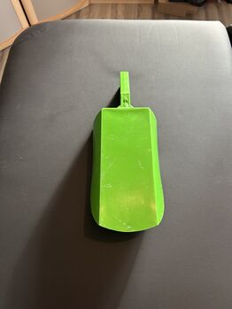Große grüne Futterschippe von Raiffeisen Raiffeisen