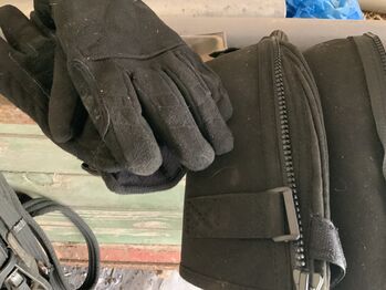 Handschuhe und Stulpen