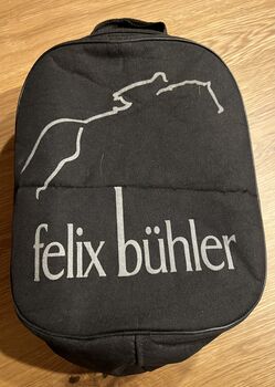 Helmtasche von Felix Bühler, Ronja Balk, Reithelme, Lahr/Schwarzwald