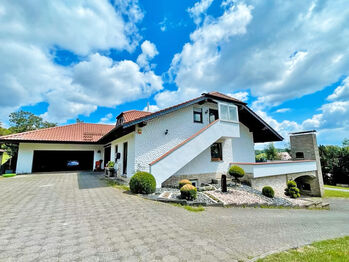 Hessen, Landkreis Fulda - grosses Wohnhaus mit ELW und Pferdestall zu verkaufen