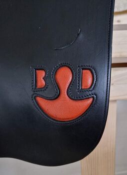 Hochwertige schwarze Sättel