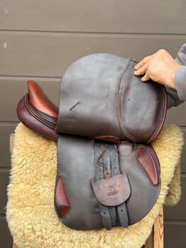 Hochwertiger 17”-Ledersattel – Komfort trifft auf Leistung