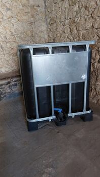 IBC Container Schwarz, Ulrike Gallina, Horse Shelters & Tents, Kettenheim