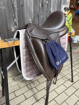 Ikonic Dressursattel Light braun Monoblatt 17.5 Zoll Ikonic  Light 