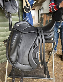 Ikonic Dressursattel Pro Evolution 17 Zoll, Ikonic Pro Evolution, Lina Victoria Dunayski, Dressage Saddle, Baldham