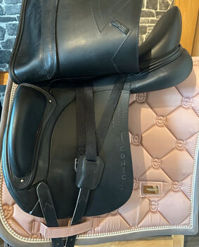 Ikonic Elite Dressursattel, 17,5 - Neuwertig Ikonic Elite Dressursattel