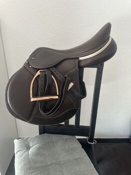 Ikonic light Springsattel braun 17,5 Zoll, Ikonic Light, Yara Simson, Jumping Saddle, Wathlingen